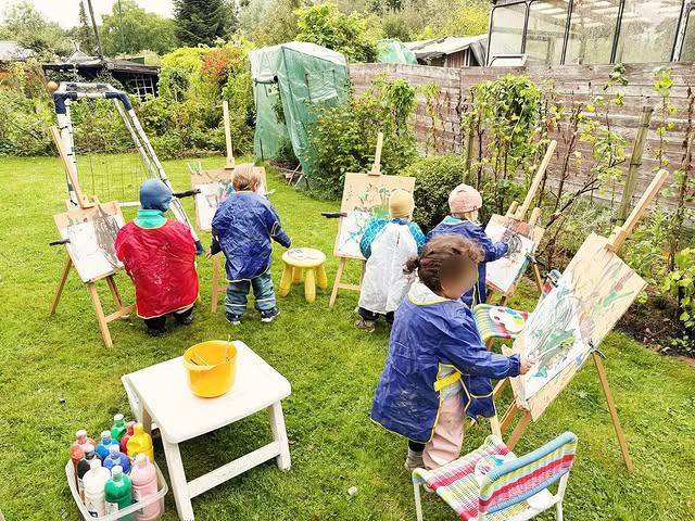 Mehr über den Artikel erfahren Wir malen auf Staffeleien